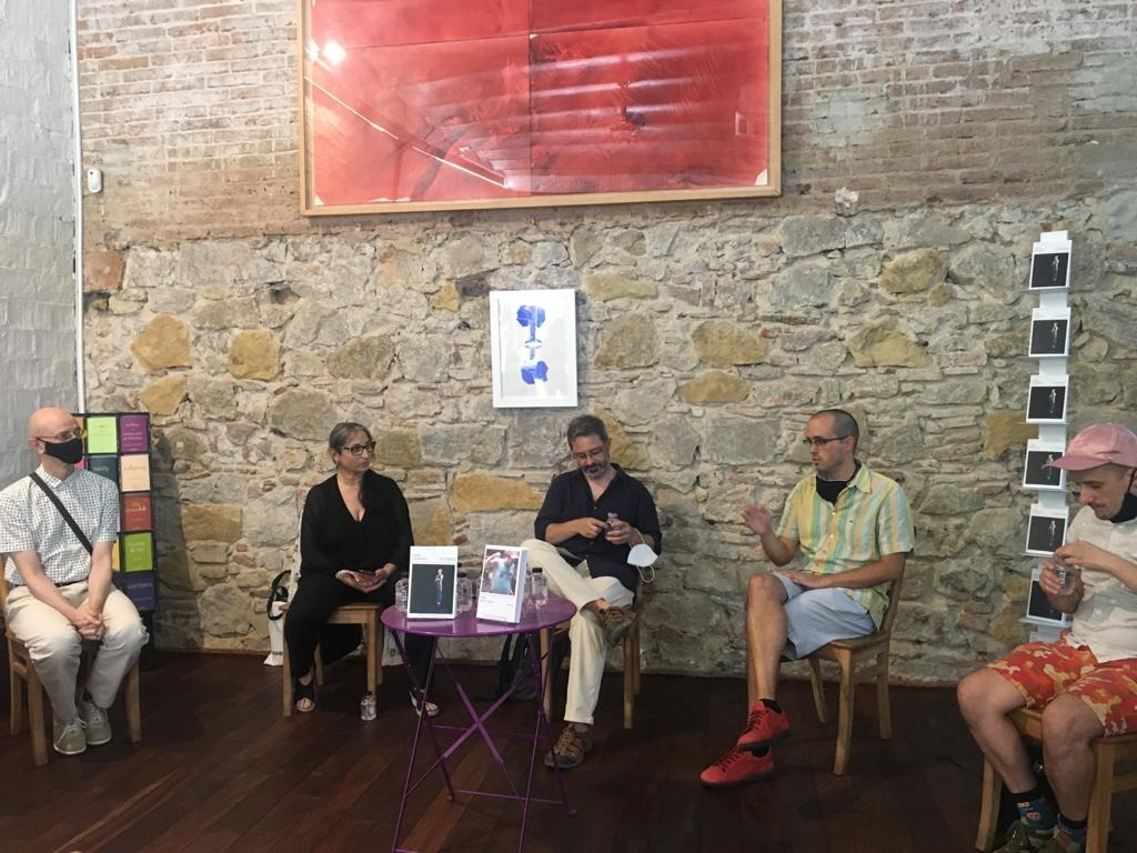 mercatflors's tweet photo. Estem presentant a la premsa "Paragrafies", una nova col·lecció de monogràfics sobre coreògrafs de casa nostra que fem en col·laboració amb l'editorial @Comanegra i l' @institutteatre 

Els dos primers títols són sobre #CescGelabert i @Pere_Faura 

Des de ja a les llibreries! https://t.co/Vj2BU3nAQj