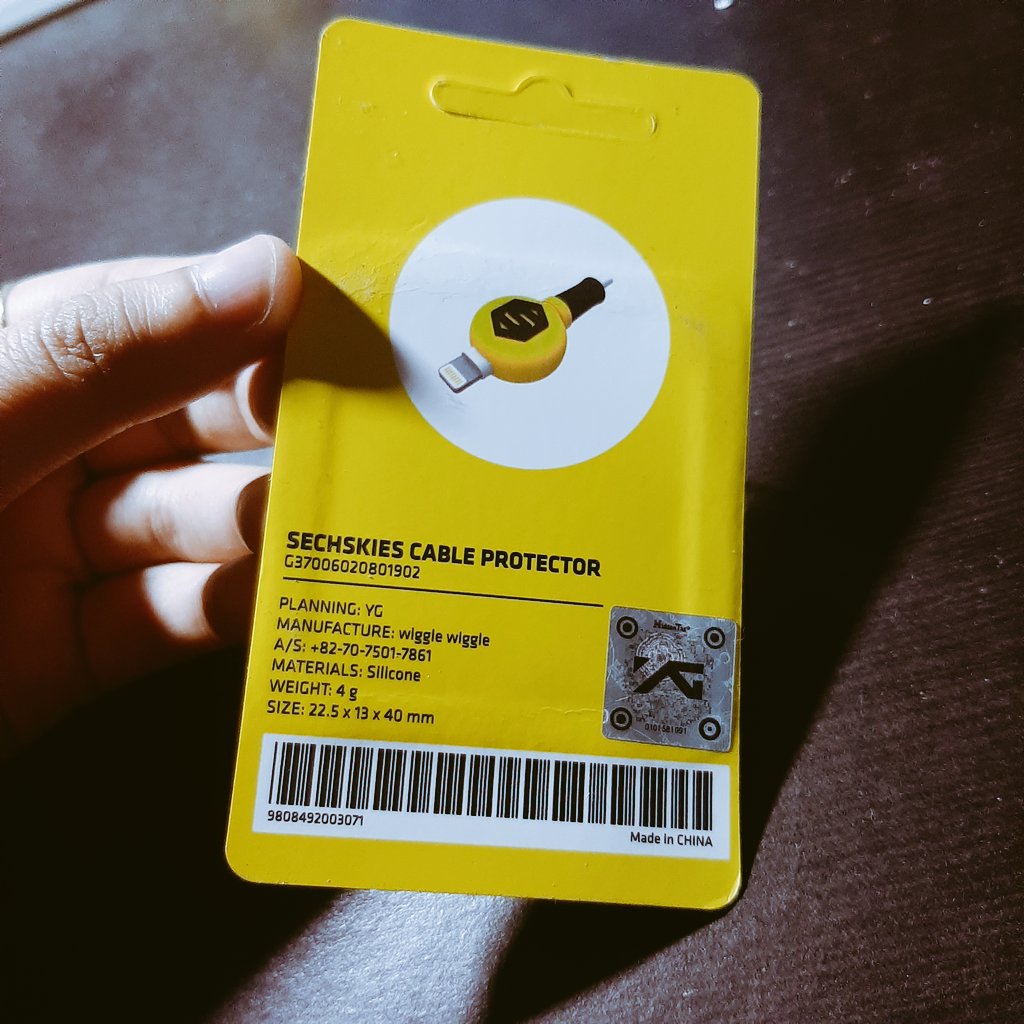 bandalbae102's tweet photo. Buat Ngerayain Ultah Abang Suwon, aku mau kasih 1 jekki ls cable protector persis kaya yg suwon pake. (Tapi udah kebuka buat foto doang ga di pake kok).  

➡️ RT + LIKE post ini
➡️Reply w/ #RayainHutSuwonbarengBandal 
📆 ~16 July 2020
🇮🇩 only https://t.co/id7tsIXkHU