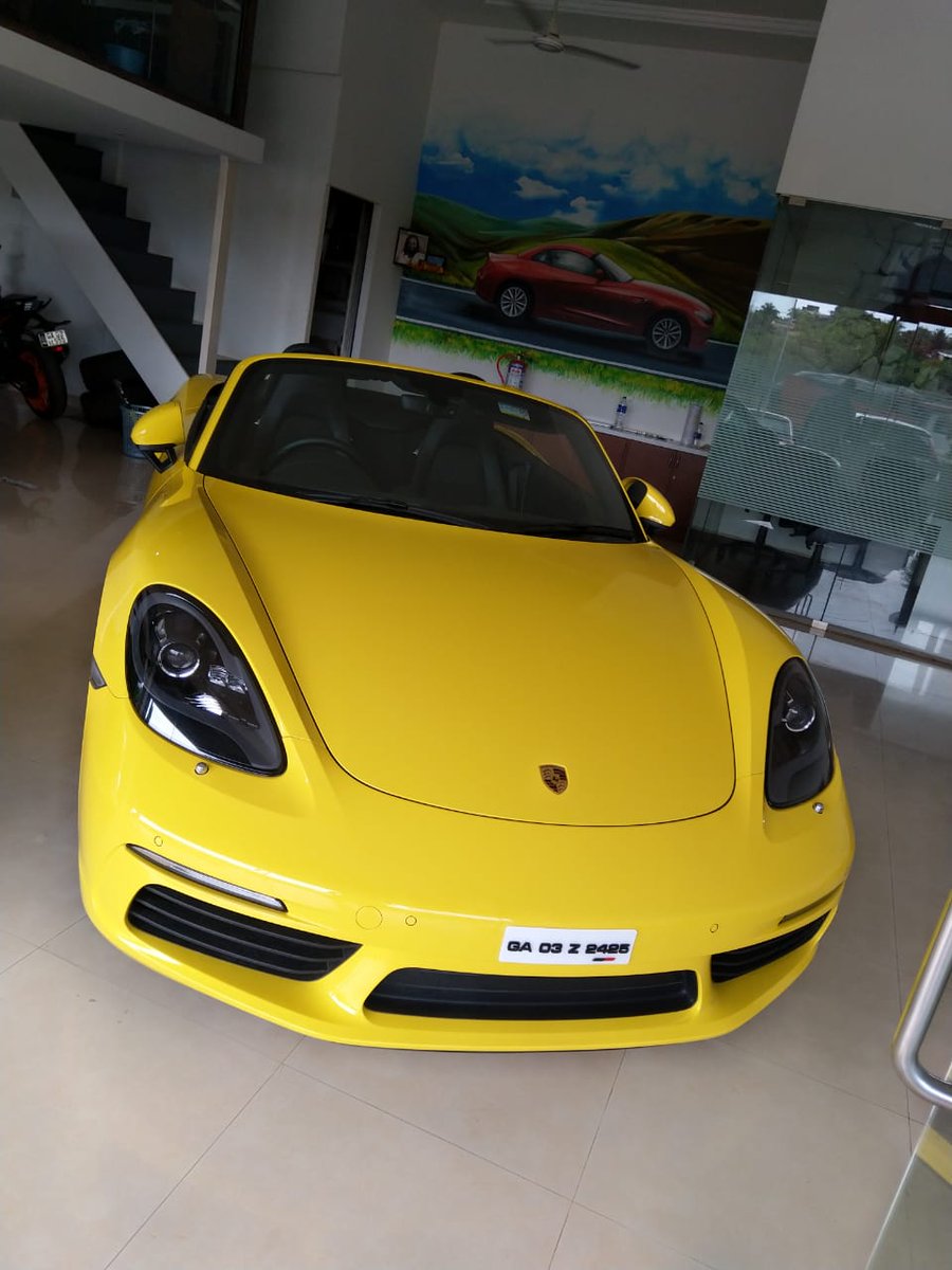 Mubzu18's tweet photo. Innocent 🤨 @porsche 718 boxter
📸: @joflon_214
#porsche #718boxster #porscheindia🇮🇳 #bigboystoys #wolfmillionaire #carsandcoffee #rare #carstuff #carslover #carsovereverything #rich #yellowcar #carsofinstagram #luxurylifestyle #carshows #goacars #goacarsgoa #goa #carsindia https://t.co/YMSsMuNlPh