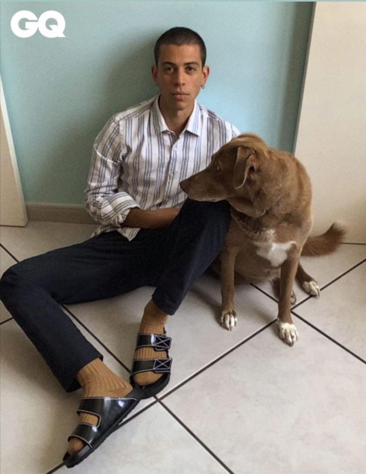 Ha un bellissimo cagnolone, indossa pantofole e mette le camicie: he is my man!! #skamitalia #DateceSkamIT5 #FrancescoCentorame