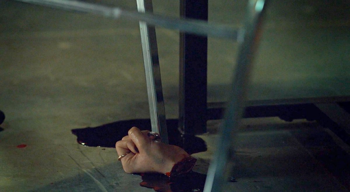 _klaaaang's tweet photo. A photo of Waverly's hand. Also #NotACake #WynonnaEarp #Earpers https://t.co/YLrBIWKSYA
