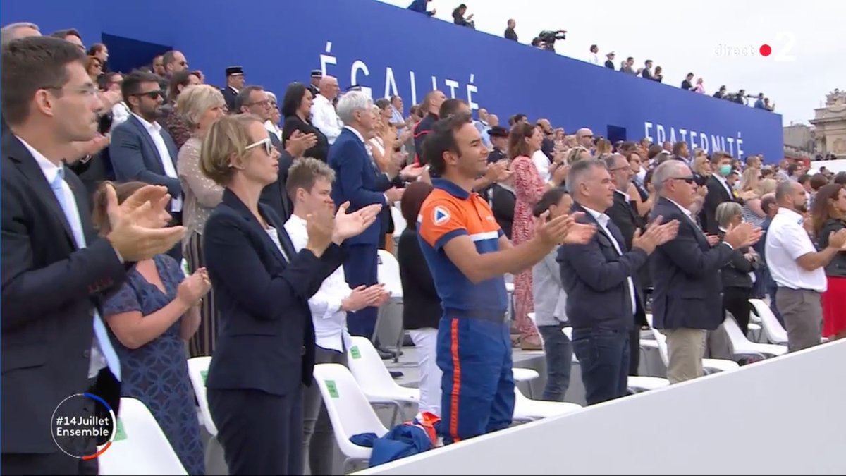 CarrefourFrance's tweet photo. Laurence Durupt fait partie des héros du quotidien invités à la cérémonie du #14juillet à Paris. Elle est animatrice de caisse à l’hypermarché Carrefour Epinal. A travers elle, ce sont tous les employés de la grande distribution qui sont mis à l'honneur. Bravo à eux 👏 https://t.co/UmfI1gfWpl
