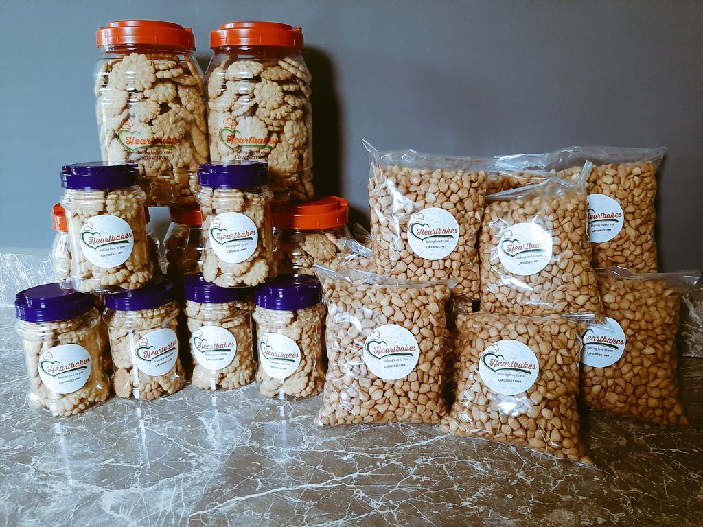 heartbakes's tweet photo. #ShattaTuesdayMarket Chinchin, cookies, breadrolls, sandwiches, etc... Call 0205211989 You go feel rough! E no be hype k3k3!🤤 https://t.co/2xSf17yAF6