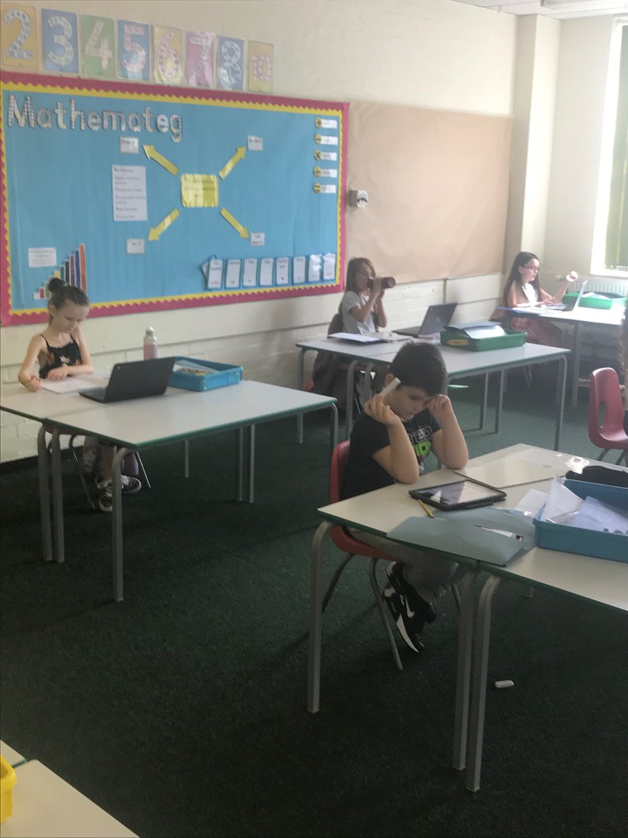 Springwood_Prm's tweet image. #springraglan are using the I pads to complete their online maths tasks.