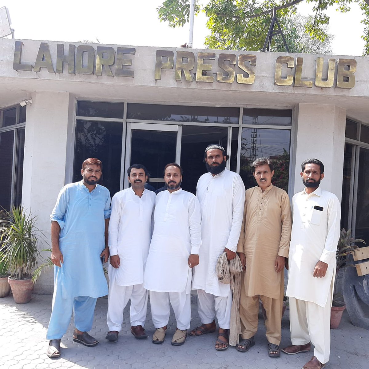 MAmirrawn's tweet photo. #پیف_پارٹنرزدھرنا_دوسرا_دن
@ImranKhanPTI 
@wasiq_qayyum @UsmanAKBuzdar 
@DrMuradPTI @AownMShah @juglani7 
عمران خان کا ویژن، مراد راس کے پاؤں تلے https://t.co/rzNRUAcixH