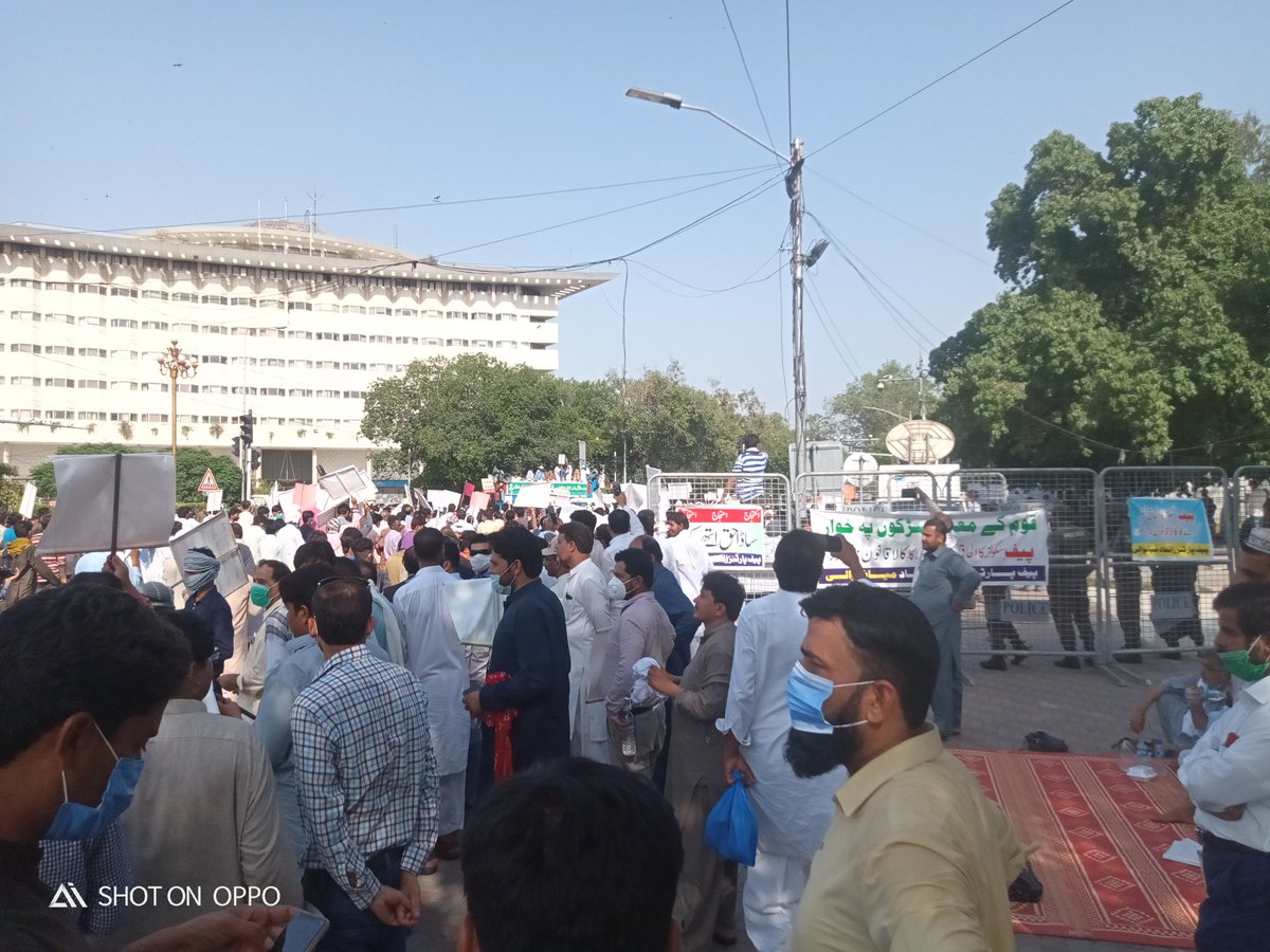 MAmirrawn's tweet photo. #پیف_پارٹنرزدھرنا_دوسرا_دن
@ImranKhanPTI 
@wasiq_qayyum @UsmanAKBuzdar 
@DrMuradPTI @AownMShah @juglani7 
عمران خان کا ویژن، مراد راس کے پاؤں تلے https://t.co/rzNRUAcixH