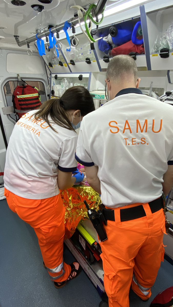 julymed08's tweet photo. Yo soy muy fan de este equipo y un eterno enamorado de nuestro trabajo. Si volvería a nacer, volvería a ser médico de urgencias y emergencias. #equipo #samu #unparto!!! https://t.co/GcZGd2RWEw