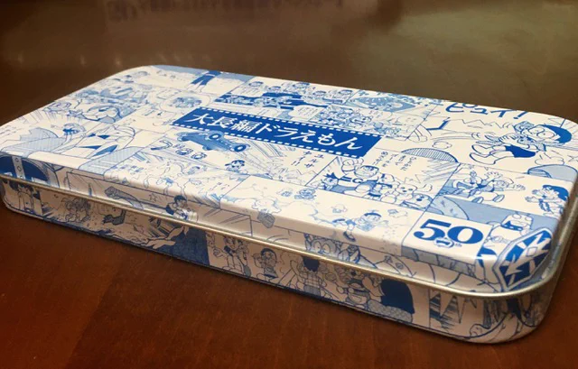 7月15日発売の『コロコロアニキ夏号』に付くドラえもん50周年記念大型付録「大長編ドラえもん名場面いっぱいカンペンケース」はその名の通り大長編シリーズの印象的な漫画のコマをちりばめたアイテムになっています。ドラファンなら、それぞれがどの作品のどのシーンかわかりますよね!? #ドラえもん