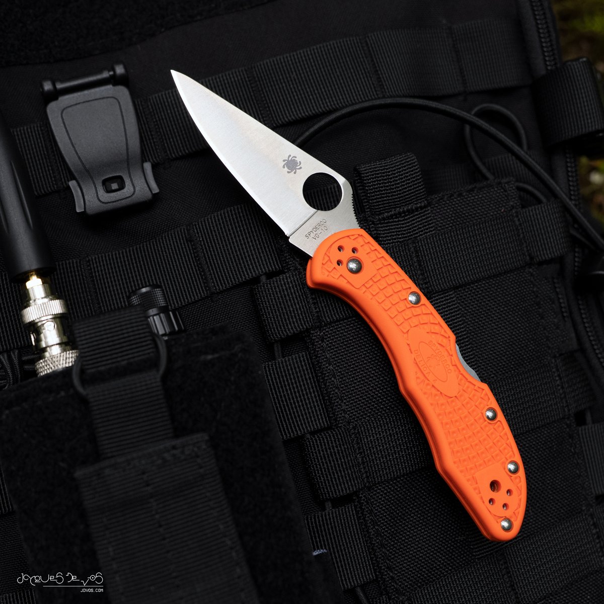 J_deVos_'s tweet photo. It is always fun getting to shoot product images of brands you actually use 📸
The awesome @SpydercoKnives #delica4 &amp; #paramilitary2 🕷
#spyderco #edc #spydercoknives #g10 #blurple #thd74 #CPMS30V https://t.co/xf7oqvgdSe