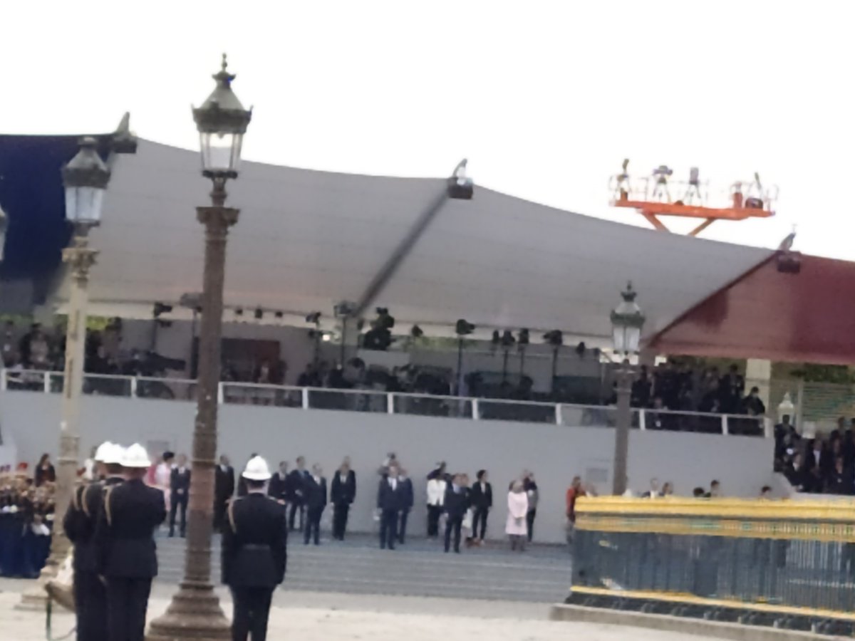 Au côté d'<a href="/EmmanuelMacron/">Emmanuel Macron</a> , la <a href="/FFConstructeurs/">FFC CONSTRUCTEURS</a> représentée par M. SANDRIN. Les carrossiers constructeurs français remerciés pour leur action au service des forces en première ligne face à la pandémie COVID19 : #medecins, #aides_soignants, #pompiers, #gendarmes, #ambulanciers