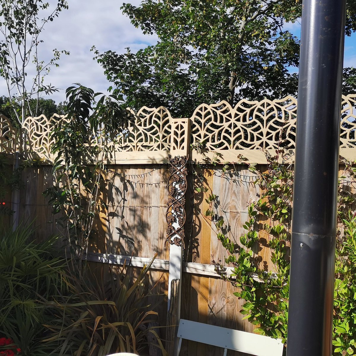 lignaoutdoor's tweet photo. We love it when our customers send in pics of how creative they have been with our Ligna products, this project made use of our bespoke service with Jungle design fence topper panels and fence post covers designed to help bring a boring fence to life! #gardentrellis #gardendesign https://t.co/MhMIEGhBPv