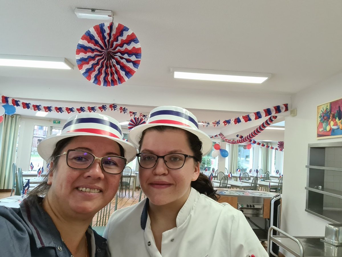 IsabelleRSC's tweet photo. Les résidents de la résidence Jean Guenier fêtent comme il se doit la fête nationale dans une ambiance guinguette et bleu-blanc-rouge ! Bravo à toutes pour votre  investissement ! @GroupeConvivio @RoumoisSeine https://t.co/JkeFeqfFqv
