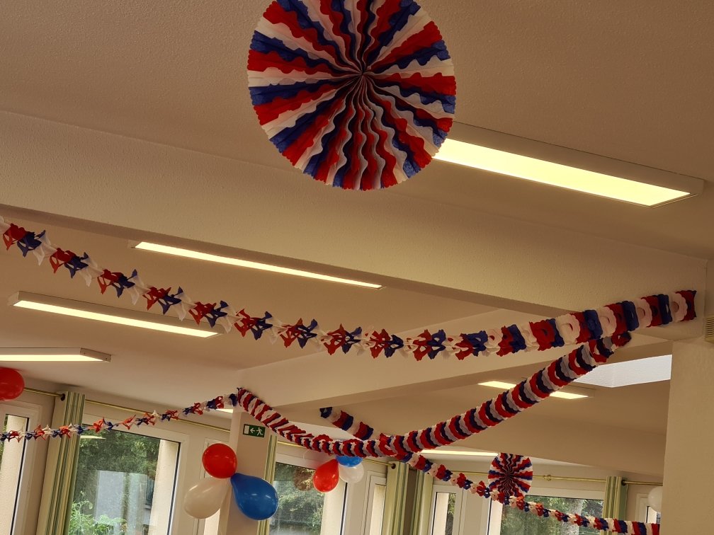 IsabelleRSC's tweet photo. Les résidents de la résidence Jean Guenier fêtent comme il se doit la fête nationale dans une ambiance guinguette et bleu-blanc-rouge ! Bravo à toutes pour votre  investissement ! @GroupeConvivio @RoumoisSeine https://t.co/JkeFeqfFqv