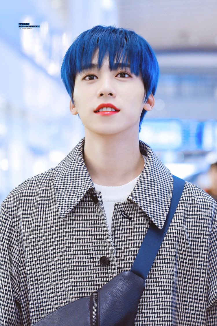 no one looks good w blue hair.