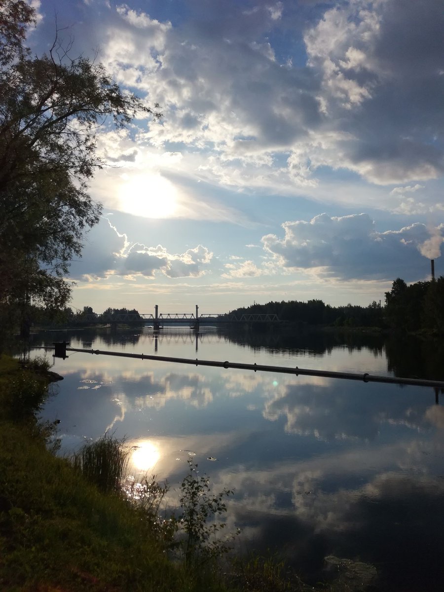 Tunnelmia #Joensuu'n kesäisestä aamuyöstä 14.7.2018. Tuolloin, edellisenä päivänä, iltana ja yönä, @Ilosaarirock'issa musisoivat mm. <a href="/NightwishBand/">Nightwish</a>, @JenniVartiainen, @OonEvelina sekä <a href="/CloacaMaxima/">Cloaca Maxima</a> @JNSOrkesteri'n säestämänä. That's what I call a festival! 😎👌☀️ #Musiikki #Kesä