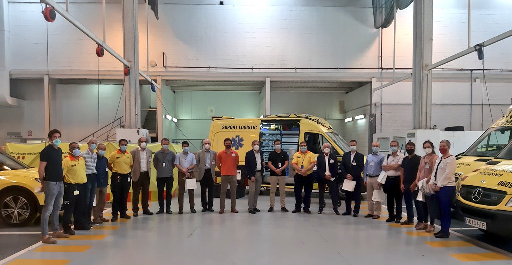 Acabem la visita a les instal·lacions del <a href="/semgencat/">SEM. Generalitat</a> amb una foto de grup en el parc logístic.