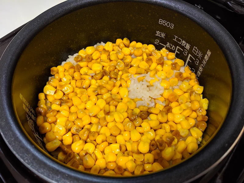 セブンの『焼きとうもろこし』を炊飯器で炊いた結果…めちゃくちゃ美味しそう‼