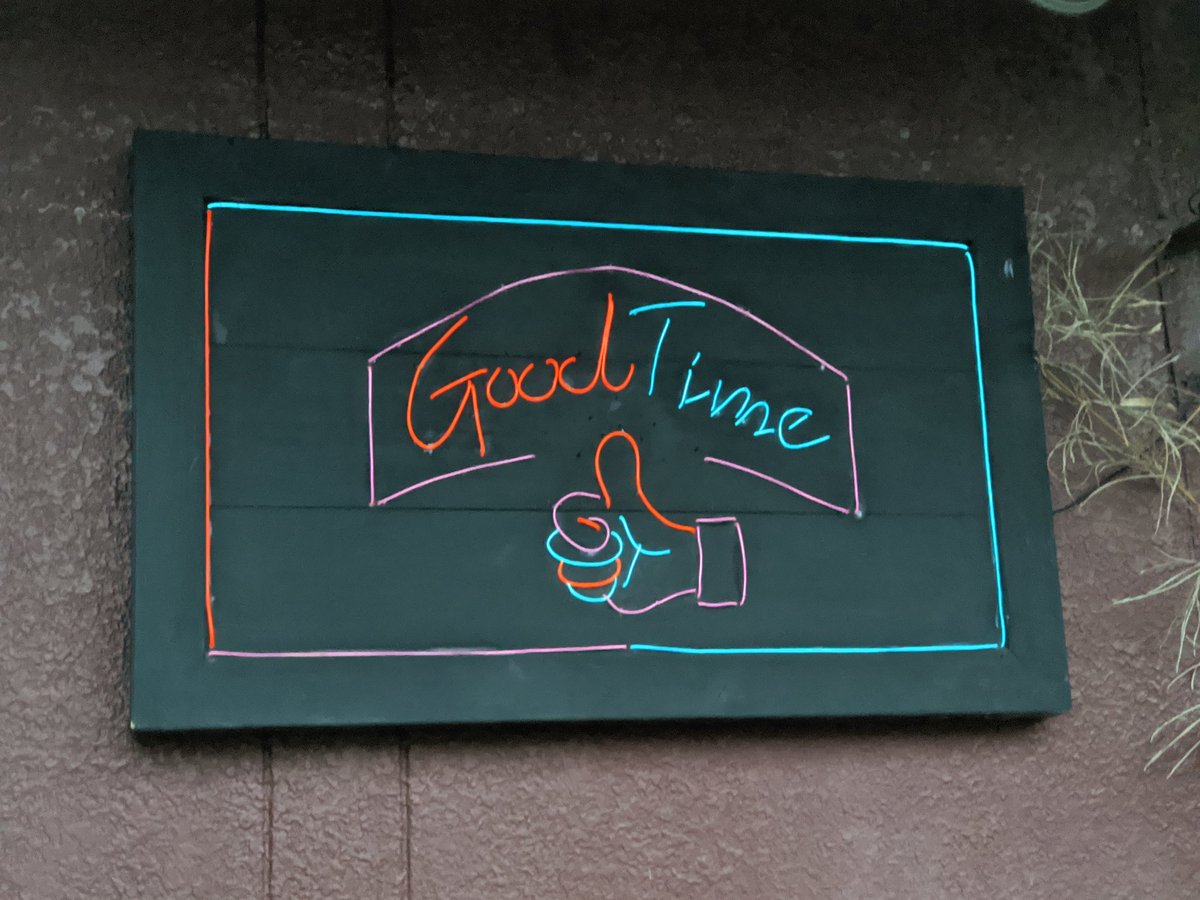 GAJ_DT's tweet photo. とーってもお世話になった素晴らしいお店を宣伝！！
宮崎県日南市のバーGoodTime👍

あの旅するBARGypsyのオーナーと日南の仲間たちが作った旅好きな人もそうじゃない人も楽しめるお店。

焚火映像の流れるアウトドア感たっぷりな店内でステキな時間が過ごせます
日南にお越しの際は是非！ https://t.co/BoSJXb1trL