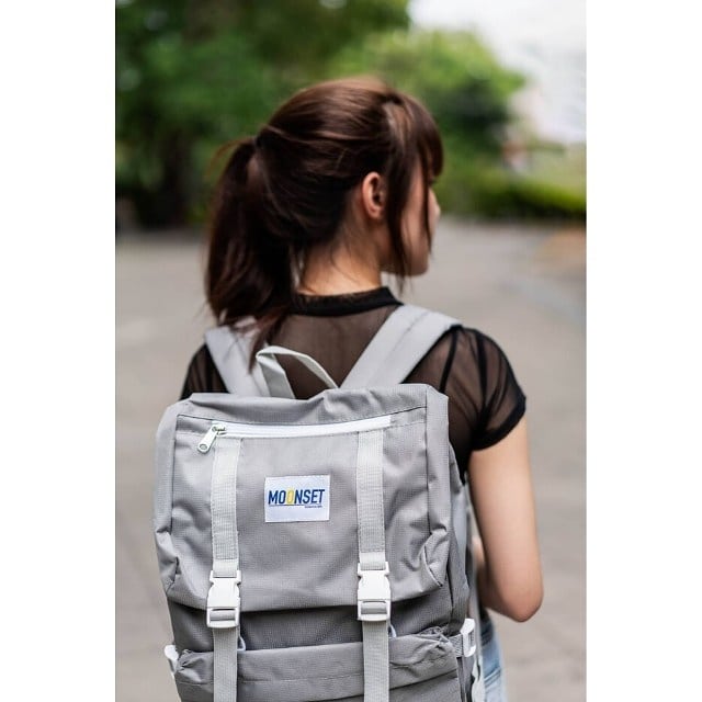 Moonset18's tweet image. ใกล้หยุดยาวแล้วเตรียมเที่ยวกันยังเอ่ยย เรามีไอเทมเท่ๆจุของได้เยอะเหมาะสำหรับไปเที่ยวมาฝาก Large Backpack 
มีสีื: ดำ, เทา, ขาว
ราคา: 690 ลด เหลือ480
ส่งฟรีลทบ
สนใจสั่งซื้อออนไลน์
Line​ID :@Moonset
Line​My​shop :shop.line.me/@moonset

#holiday   #largebackpack #moonset_official