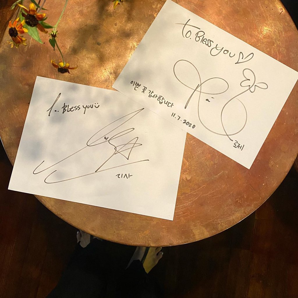 rosedailyupdate's tweet photo. ANONYMOUS Lisa to SOMEONE Lisa, real quick. 💜💛 

#ROSÉ #LISA #CHAELISA https://t.co/u75Egkew4c