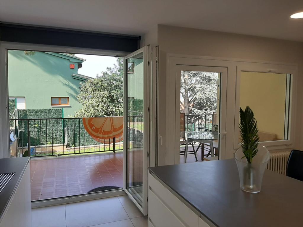 SUMUMPVC's tweet photo. Los propietarios de esta vivienda de Girona saben ahora lo que es disfrutar de una terraza. Ampliar nuestro espacio cobra otro sentido cuando lo haces gracias a una balconera Openmax. Una gran decisión.
#openmax #confort #ahorro #hermeticidad #sumum #ventanasdealtasprestaciones https://t.co/dgtPKlTeEi