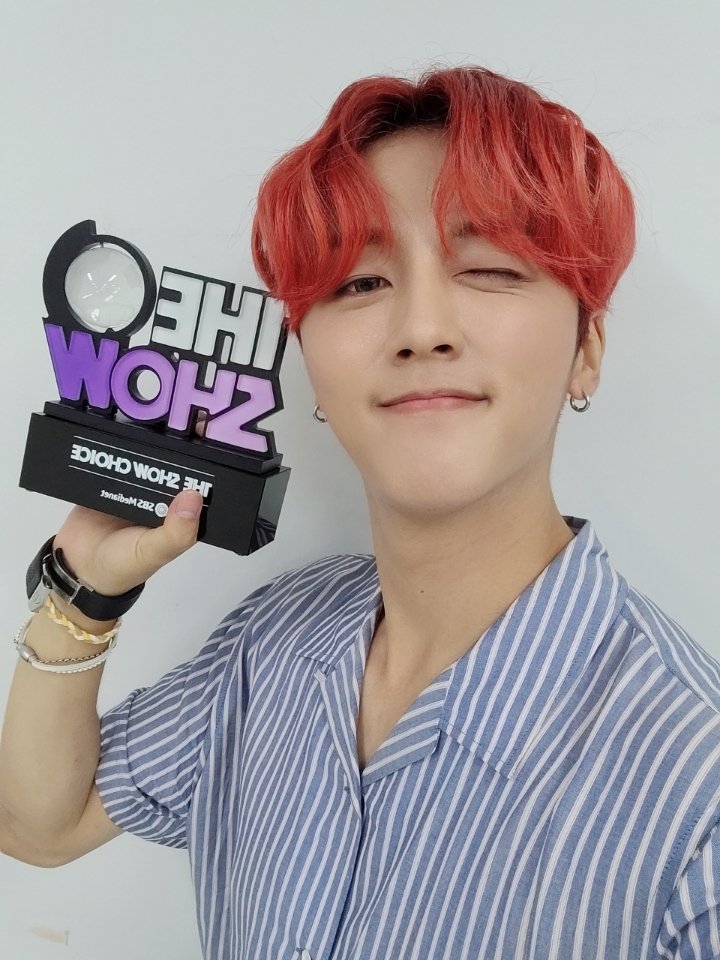 hansqrrl's tweet photo. cute youngbin you guys deserve that win and trophy 💖🎉 #Summer_Breeze_1st_Win #SF94thWin #SF9 https://t.co/DtiPLBn53A