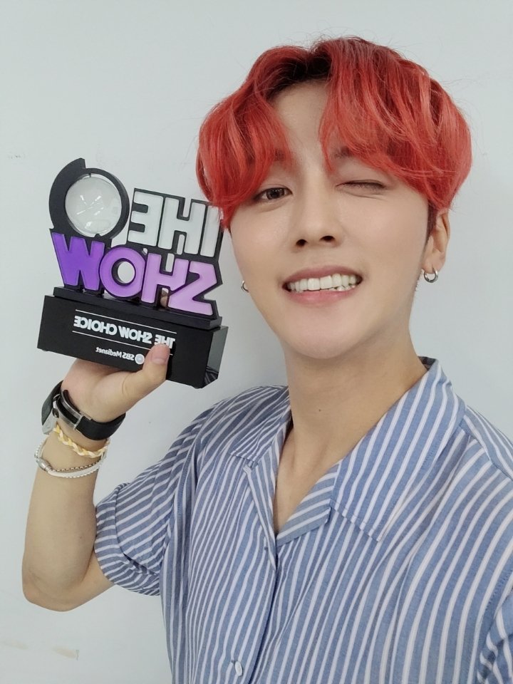 hansqrrl's tweet photo. cute youngbin you guys deserve that win and trophy 💖🎉 #Summer_Breeze_1st_Win #SF94thWin #SF9 https://t.co/DtiPLBn53A