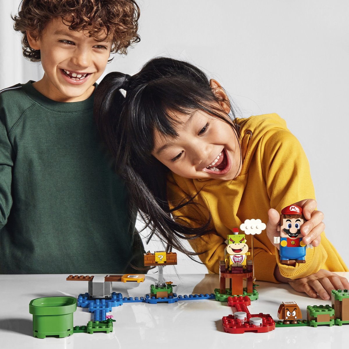 Wavemakers_eu's tweet photo. Itβs LEGO Super Mario time! Vanaf begin augustus is LEGO Super Mario β een unieke combinatie van fysiek en digitaal spelen, gelanceerd door LEGO en Nintendo β overal verkrijgbaar. Wie haalt het tot de top van Bowserβs Castle? π Letβs #MakeThingsMove! #LEGOSuperMario https://t.co/aTs8T0fxTu