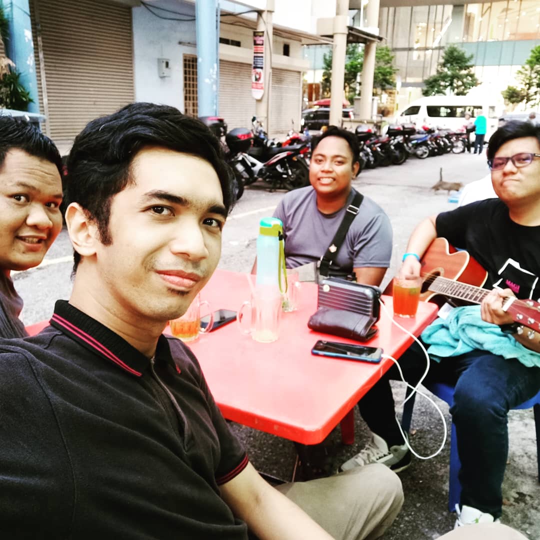 SkyFreedomBand's tweet photo. Gambar latest practice session ahad lepas di @garage_studio_my , taman melawati, KL..

Lepas jamm, kita lepak mamak ngeteh sambil perah idea buat lagu baru...😁

👉Klik link Youtube di bawah utk dengarkan 3 lagu terbaru kami :-
https://t.co/uJ5aLqf4ZP
https://t.co/uJ5aLqf4ZP https://t.co/dhuSmaw1GC