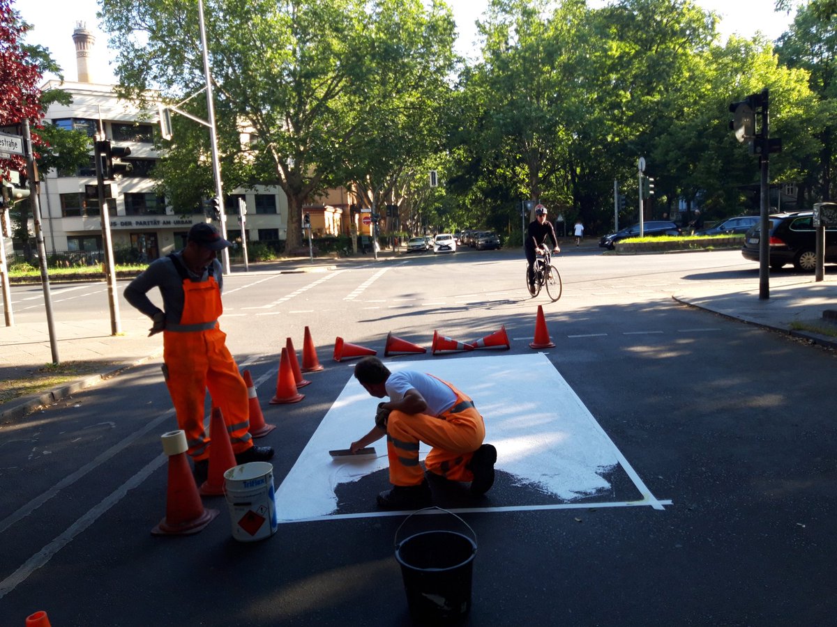 cont'd: Mobility transition is hand craft. Temporary bike street in Berlin becomes permanent, via  @Felix_Weisbrich  https://www.berlin.de/ba-friedrichshain-kreuzberg/aktuelles/pressemitteilungen/2020/pressemitteilung.960249.php