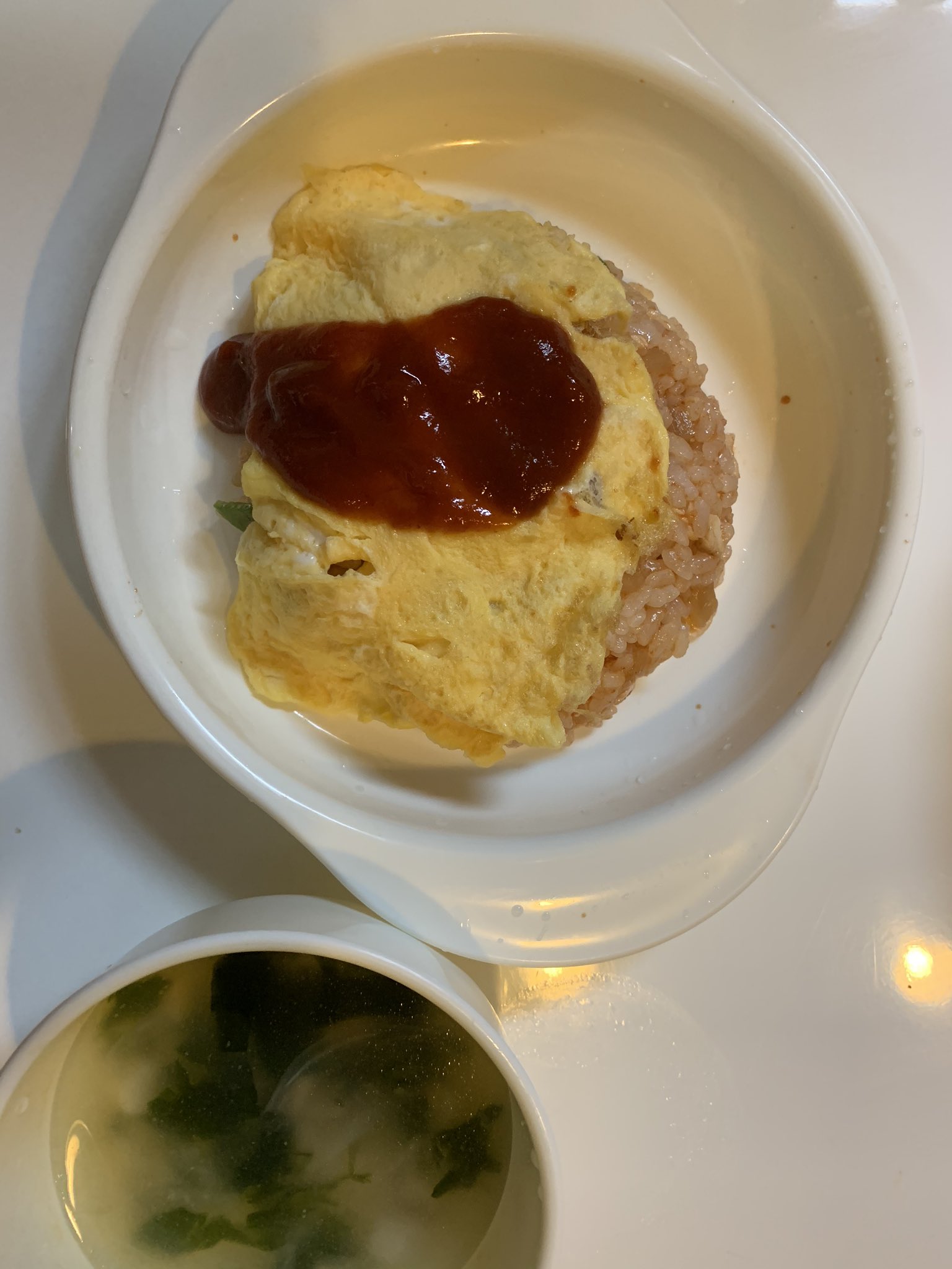 でんざえもんファーム 今日の晩ごはん オムライス はる坊のものは具材を細かくして赤ちゃん用のケチャップで味付け 顔も手も真っ赤にしながらパクパク 半分くらい食べた所で遊び食べが始まりテーブルや床が殺人事件みたいになりました 1歳2ヵ月