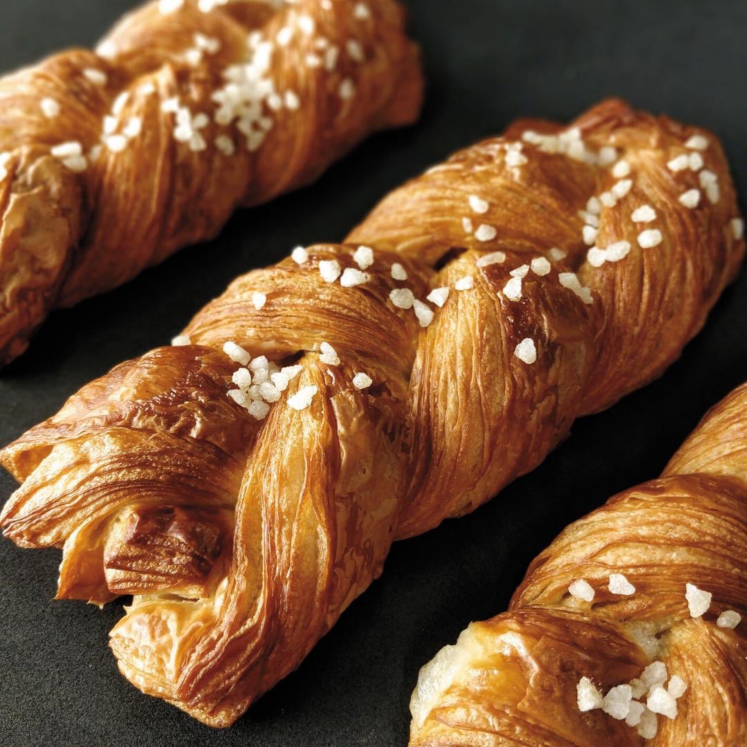 PastryRev's tweet photo. 💥NOVEDAD EDITORIAL💥
🥖 Descubre el reportaje de la panadería artesana gallega La Bulanxerí en #PR44
🍫 De bocados dulces, como los brownies, las magdalenas y las trenzas, a panes inspirados en la tradición francesa

📚Ejemplares: https://t.co/iyGPJaoWgS https://t.co/z1jhHhpc52