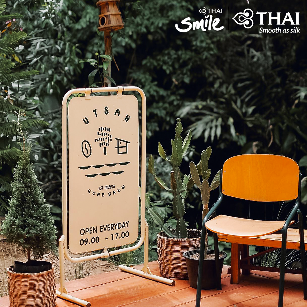 ThaiSmileAirway's tweet photo. ชิลรับหน้าฝนกันที่คาเฟ่กลางป่าริมลำธาร ที่มีชื่อว่า อุตสาชงที่บ้าน ตั้งอยู่ที่แม่กำปอง จังหวัดเชียงใหม่ บรรยากาศภายในร้านเรียบง่าย แต่เต็มไปด้วยความอบอุ่น มาพร้อมขนมและเครื่องดื่มแสนอร่อย แถมยังมีมุมให้คุณได้ถ่ายรูปอีกเพียบ
#THAISmile #THAISmileAirways #ThaiAirways #SmileTouch https://t.co/fjKWqyIiun