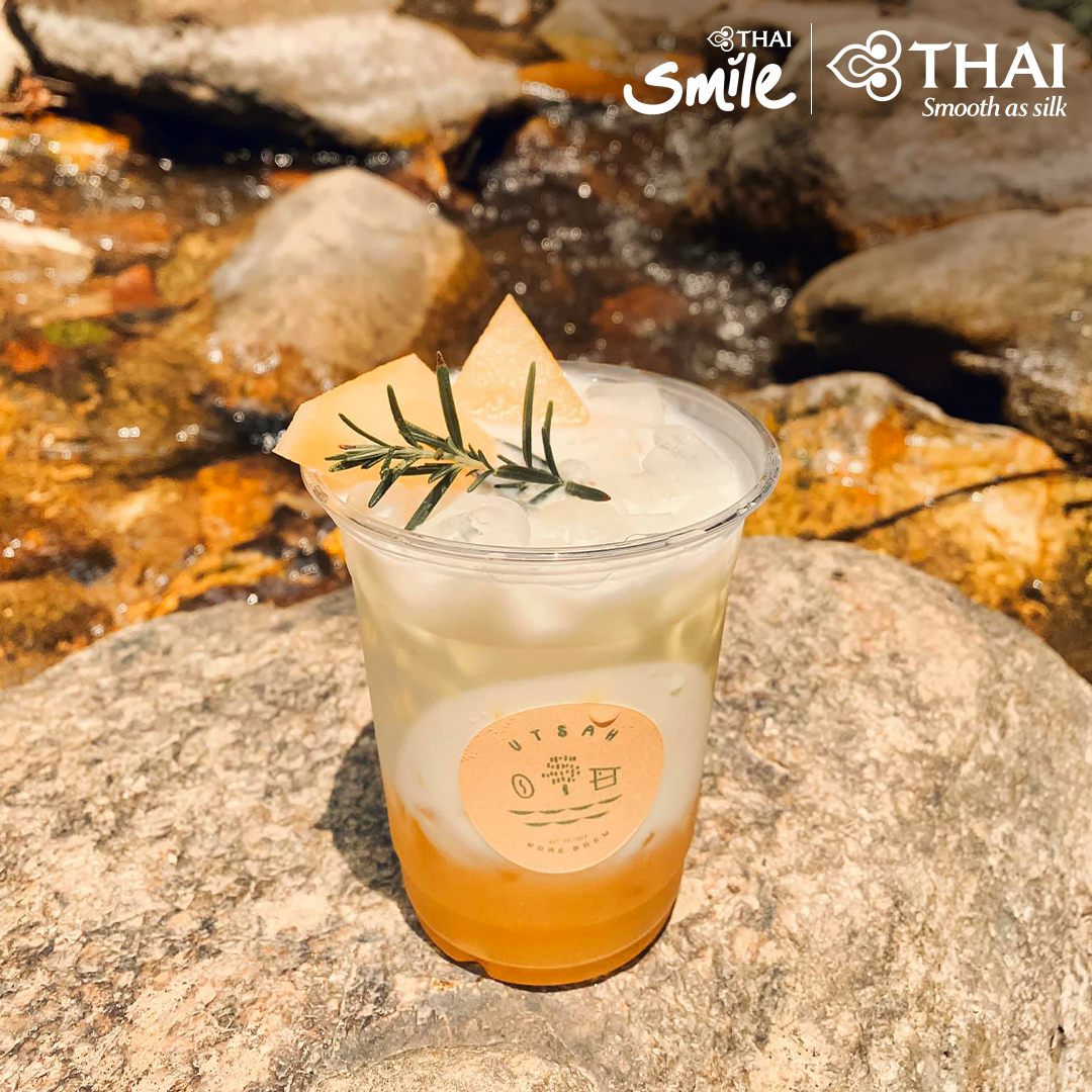 ThaiSmileAirway's tweet photo. ชิลรับหน้าฝนกันที่คาเฟ่กลางป่าริมลำธาร ที่มีชื่อว่า อุตสาชงที่บ้าน ตั้งอยู่ที่แม่กำปอง จังหวัดเชียงใหม่ บรรยากาศภายในร้านเรียบง่าย แต่เต็มไปด้วยความอบอุ่น มาพร้อมขนมและเครื่องดื่มแสนอร่อย แถมยังมีมุมให้คุณได้ถ่ายรูปอีกเพียบ
#THAISmile #THAISmileAirways #ThaiAirways #SmileTouch https://t.co/fjKWqyIiun