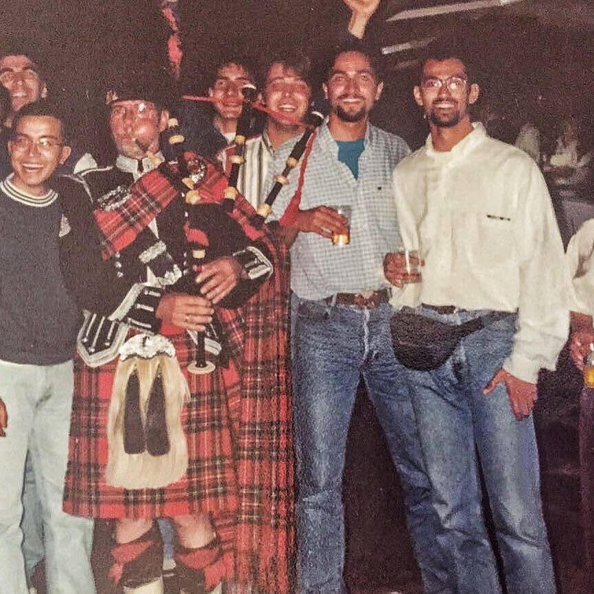 1995
Ankara Çoksesli Korosu ile Hollanda'da bir koro yarışmasından sonra partiliyoruz (sanırım 2. olmuştuk, partide niye gaydacı var?!😂) 

O yıllarda saçım, gözlüğüm ve dev bir freebag'im var (tekrar moda oldu ya) 

Değişmeyen tek şey beyaz gömleğim ve elimdeki #viski kadehim🥃