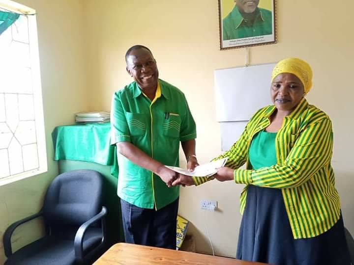 #looming2020generalelection Former Tabora  Regional Commissioner (RC),Aggrey Mwanri picked up forms for Siha Constituency in Kilimanjaro region.