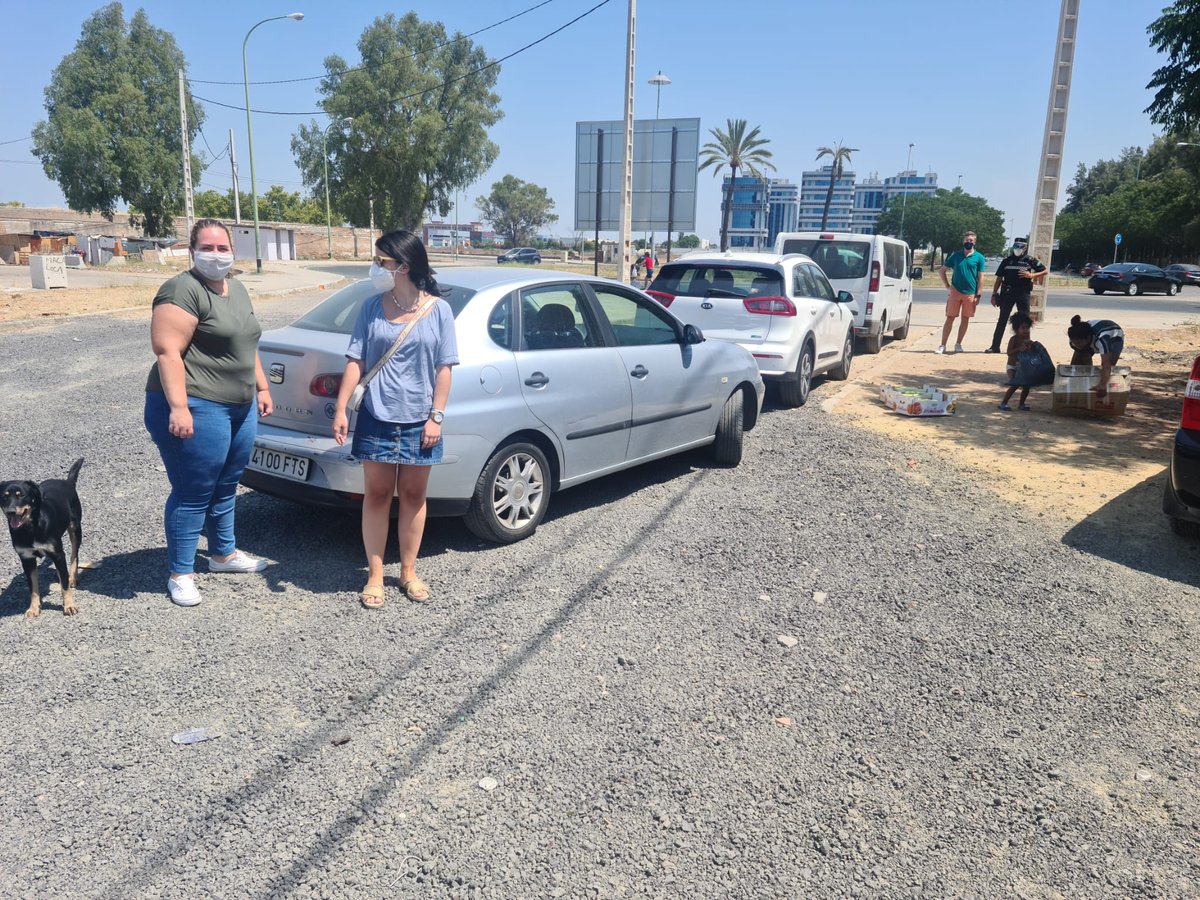 hdadsoledad's tweet photo. Hoy, martes 14 de julio, nuestra Diputación de Caridad y Acción Social ha acudido a la Barriada del Vacie a llevar ropa y juguetes a las personas más  necesitadas.

Duras realidades que se viven dentro de nuestra ciudad,  cada acto suma. https://t.co/D397q7AgT6
