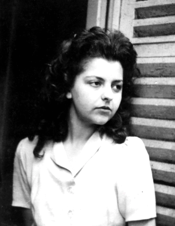 cfbarrera's tweet photo. Su nombre es Madeleine Riffaud. Rainer su seudónimo de resistente bajo la ocupación nazi.

Nació en 1924 y entró en la Resistencia con 16 años. Con 19 abatió a un oficial nazi en el antiguo puente de Solférino, junto al @MuseeLouvre

Fue el 23 de julio de 1944, hace casi 76 años. https://t.co/RjhTdaFiSg