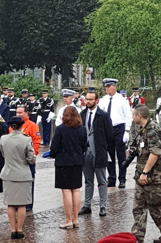 UFR3S_ULille's tweet photo. @AntBidault étudiant en 5ème année à la faculté reçoit ce jour @prefet59 une lettre de félicitations pour son dévouement dans la crise #COVIDー19 bravo 👏👏 ! C’est l’investissement exceptionnel de tous nos étudiants et soignants qui est souligné avec cette reconnaissance 👍🏅 https://t.co/xoSoXH1LEQ
