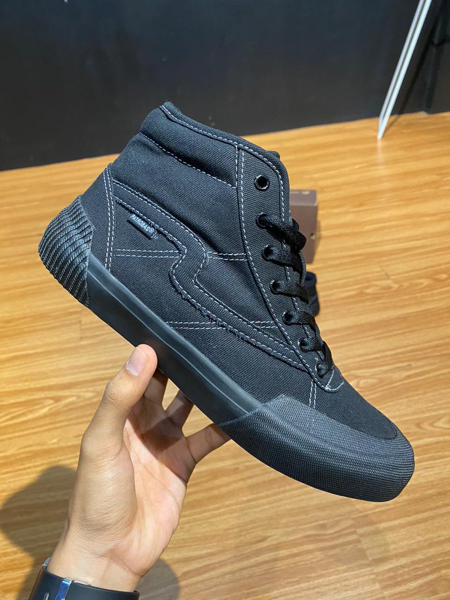 orilookstore's tweet photo. !!! Masih Anget anget!!! 
Patrobas Equip High Full Black
•
Available Size 
Size 38-44
• 
Harga Rp. 260k ( Retail 290k )
•
For Order and Inquiries
Wa : 089670388783

#orilookstore #patrobas #sepatulokal https://t.co/1bjFLcoydS