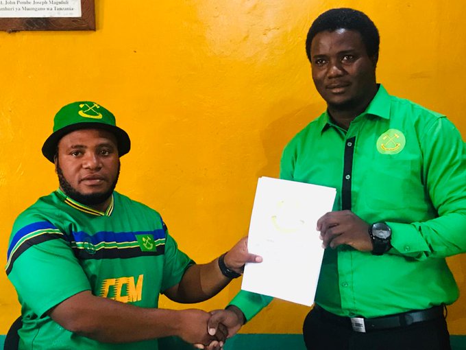 #looming2020generalelection David Silinde also turned up today at CCM offices in Momba districts to pick up forms for Tunduma Constituency in Mbeya Regions.