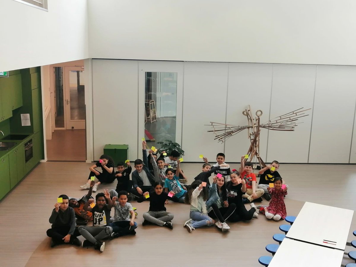 StMoveUtrecht's tweet photo. Kinderen van de @JohannesschoolU hebben in samenwerking met studenten van #usc en #uvsv hun ideeën over vrijheid opgeschreven. Wij zijn enorm trots op deze kinderen die open het gesprek met elkaar aangingen over wat vrijheid voor hun betekent! Kunstwerk door Jasper Willem de Boer https://t.co/sbxOHKW6ns