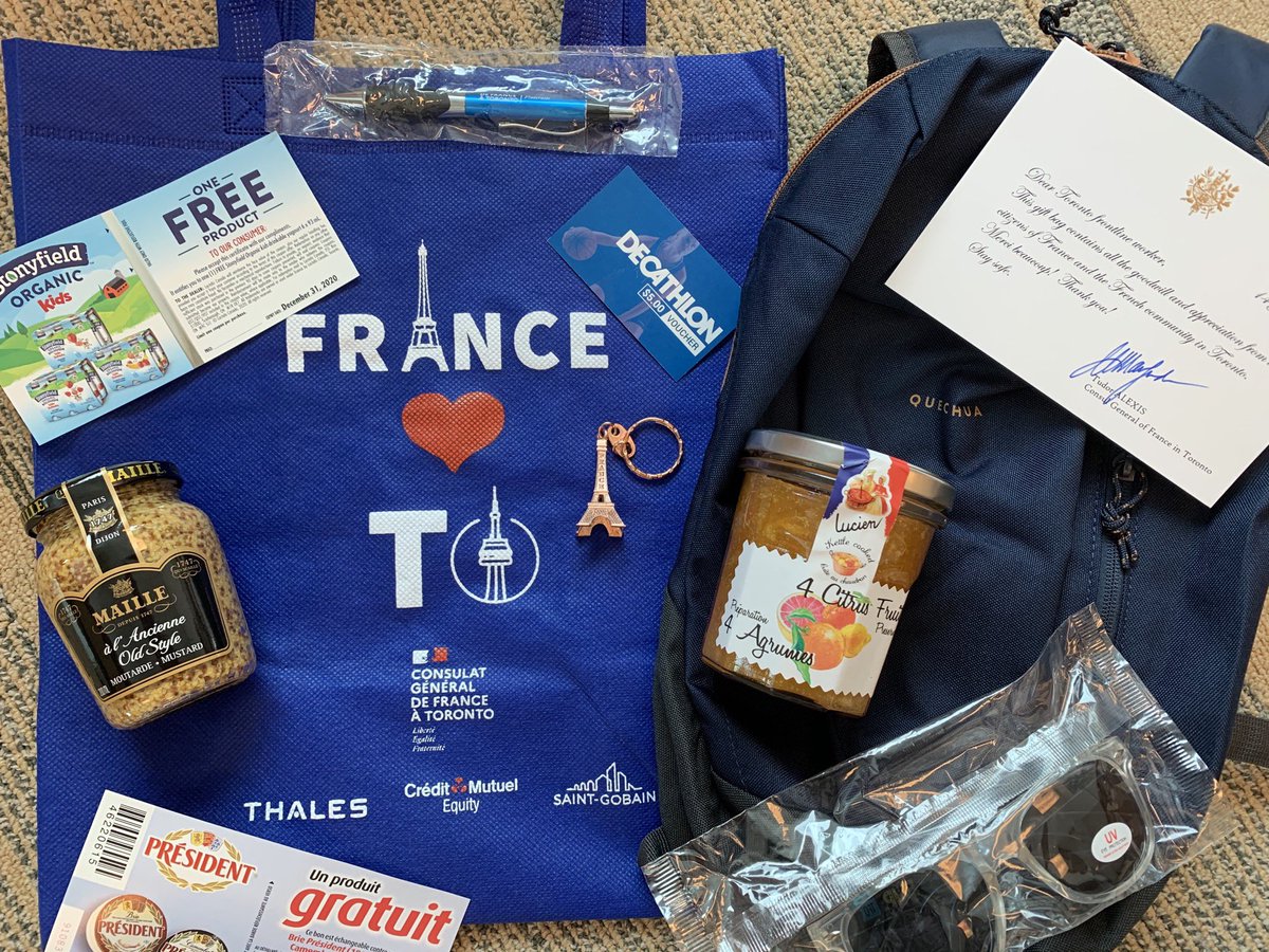 tudoralexis1's tweet photo. Les éboueurs de nos villes sont aussi des travailleurs de première ligne #Covid ou pas! Pour le #14juillet à #Toronto j’ai remis au nom de la 🇫🇷 un sac avec des cadeaux français aux 1100 travailleurs accompagné du conseiller @PasternakTO 
#BastilleDay #solidarite @Proprete2Paris https://t.co/KT4dbxq9y1
