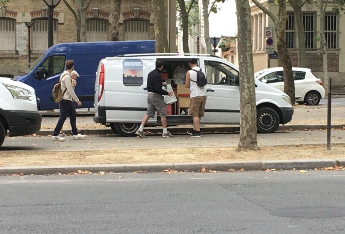 Installer des nichoirs,c’est peut être une bonne idée.

S’approprier le mobilier urbain,tordre les lampadaires avec une grande échelle, ça l’est moins. 

Les Parisiens n’ont aucune raison de payer.Merci aux organisateurs de rembourser le matériel détérioré.

#1000nichoirs #Paris