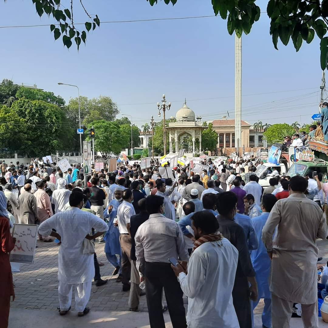 Rizwan1615's tweet photo. پیف پارٹنرز کا دوسرے روز بھی لاہور میں دھرنا جاری۔۔۔مطالبات جب تک تسلیم نہ کیے گئے دھرنا جاری رہے گا 
@DrMuradPTI 
@UsmanAKBuzdar 
@ImranKhanPTI 
@MaryamNSharif 
@BBhuttoZardari 
@Shafqat_Mahmood 
@wasiq_qayyum 
@PakArmyWing 
@AsimBajwaISPR https://t.co/INqhyyEPf3