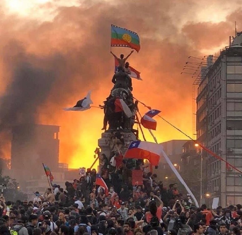 humanoide_gtr's tweet photo. hoy, hace 231 años, un #14deJulio de 1789, el pueblo, harto del despotismo, del absolutismo, del despojo y del hambre, decide la #TomaDeLaBastilla y la toma de la justicia; sus autoridades, ebrias de poder y privilegios, estaban en total desconexión, les suena?

#EstallidoSocial2 https://t.co/s3s2afln4K
