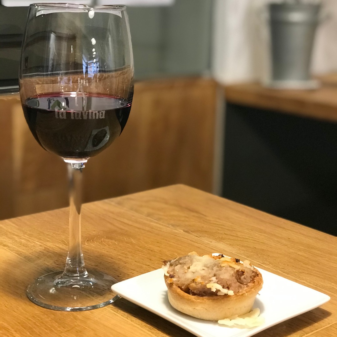 latavina's tweet photo. Ya conoces el riquísimo pastel de carne con boletus y queso. Te está esperando esta tarde en la #callelaurel con un #riojawine acompañándole mucho mejor ;-) #ñam #barseguro https://t.co/rUmsubWXua