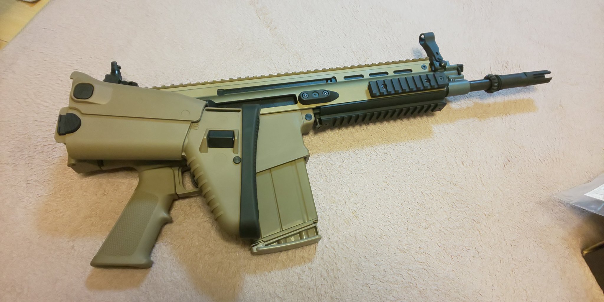 タンク プラモタワー 自分への誕生日プレゼントとして買っちまいました サイバーガン Scar Hガスブローバック すげぇ ちゃんとボルトが下がる Fnハースタルの刻印入ってる マガジンがでかい ずっとscar欲しかったんですよね うーん感動 T