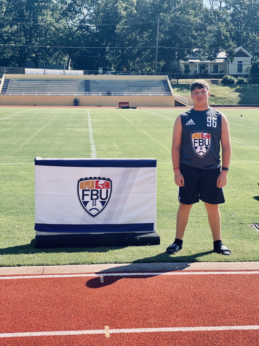 BraxtonG35's tweet photo. Competed @FBUcamp 🏈 in Atlanta a few weeks ago and had a great coach @77MMorais Thank you coach!! Ready to work with you again. 🏋🏼‍♂️💪🏼 https://t.co/Hjbeexmmpr
