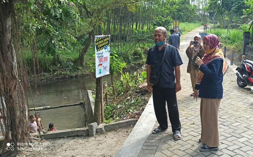 GarlinMaharani's tweet photo. Aksi PPB Setidaknya kita perlu menyentuh kegiatan bersih sampah disungai.. Salut dengan pemuda yang peduli lingkungan di desa Wates Kec. Pagu Kab. Kediri mari kita peduli sumber air dan sungai disekitar untuk melestarikannya @bppp_banyuwangi @Edhy_Prabowo @puslatluhkp @kkpgoid https://t.co/KAebh8pq8Y
